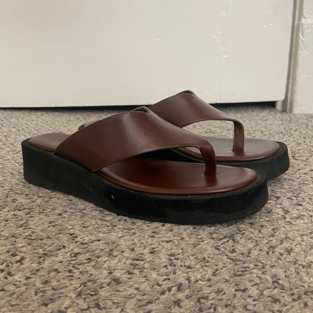 Brown platform flip flop sandals ✨